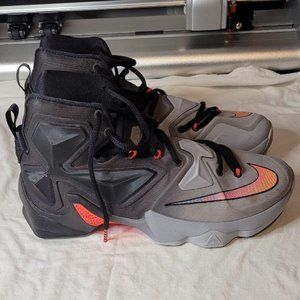 Nike Lebron 13 On Court Used Sz. 9 US No Box 807219-060
